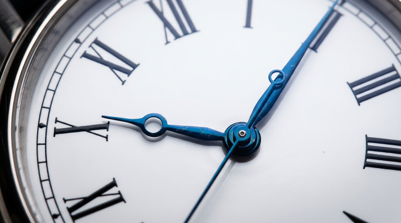 Detailaufnahme der bläulichen Zeiger einer Uhr im Breguet-Stil auf einem weißen Zifferblatt